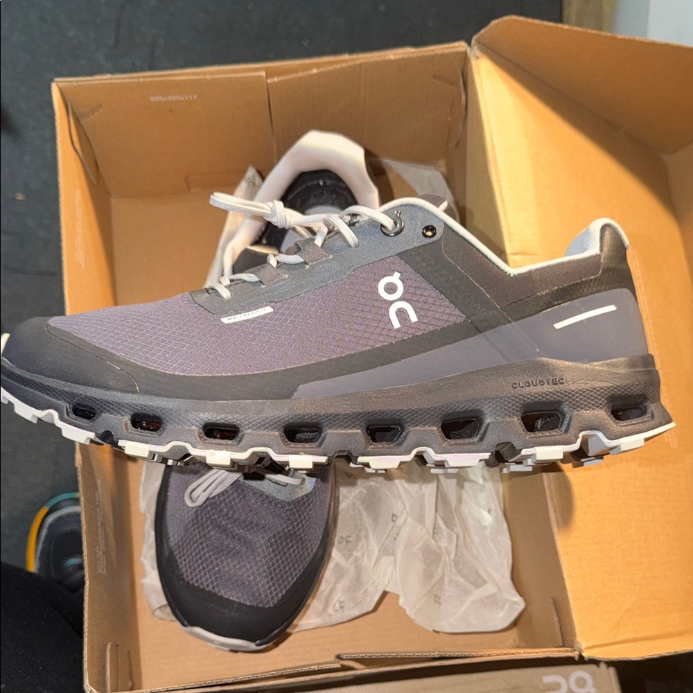 On Running Women’s Trail Sneakers in Black and Gray - Picture 3 of 4